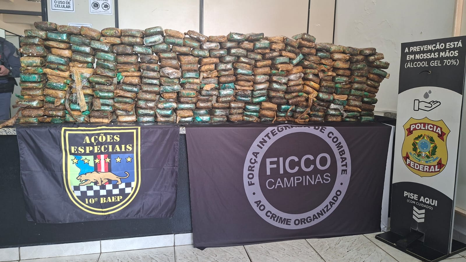 POLÍCIA MILITAR ENCONTRA 245 TIJOLOS DE PASTA-BASE DE COCAÍNA ESCONDIDOS EM COLCHÕES