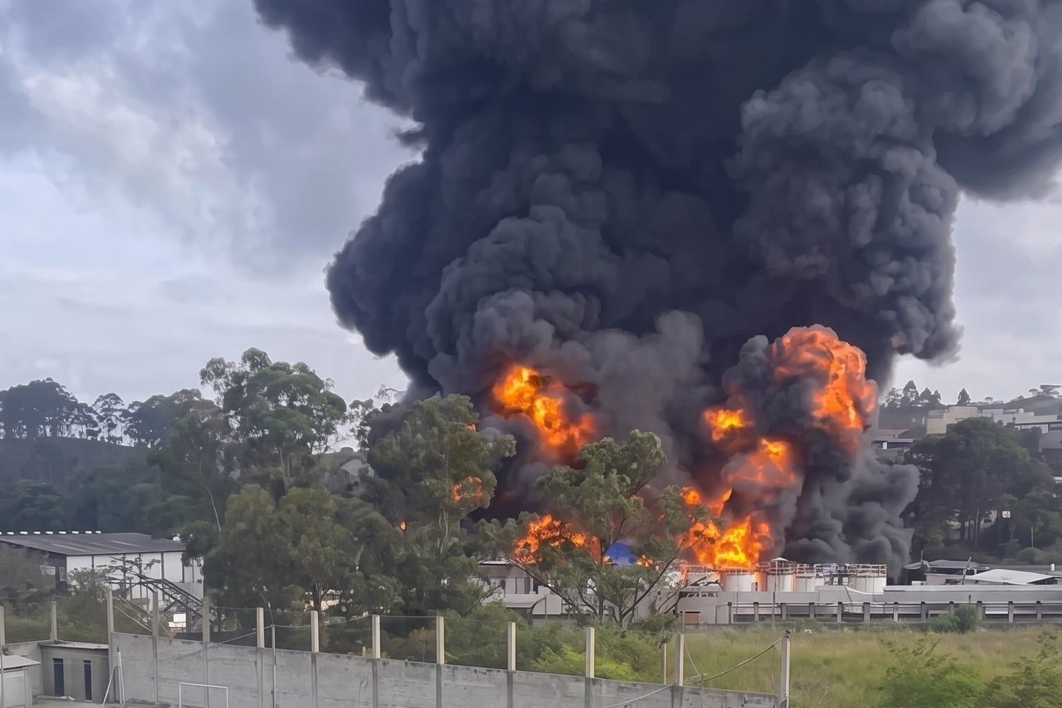 INCÊNDIO DE GRANDE PROPORÇÃO EM GALPÃO INDUSTRIAL ASSUSTA MORADORES E MOBILIZA BOMBEIROS EM ITAQUAQUECETUBA