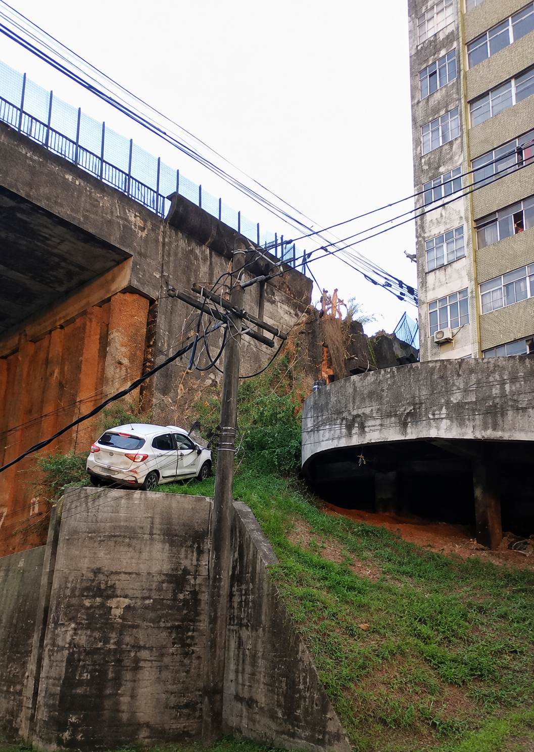 CARRO DERRUBA MURETA E FICA À BEIRA DE VIADUTO APÓS ACIDENTE EM SALVADOR